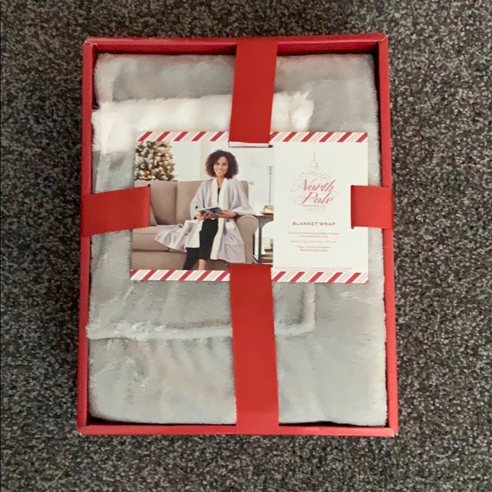 Gray/White blanket wrap